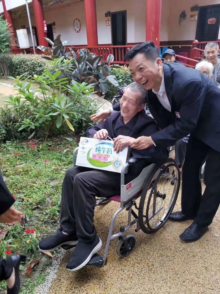 壽而康副總經(jīng)理任孝忠先生參加武侯院一區重陽(yáng)節慶節活動(dòng)。