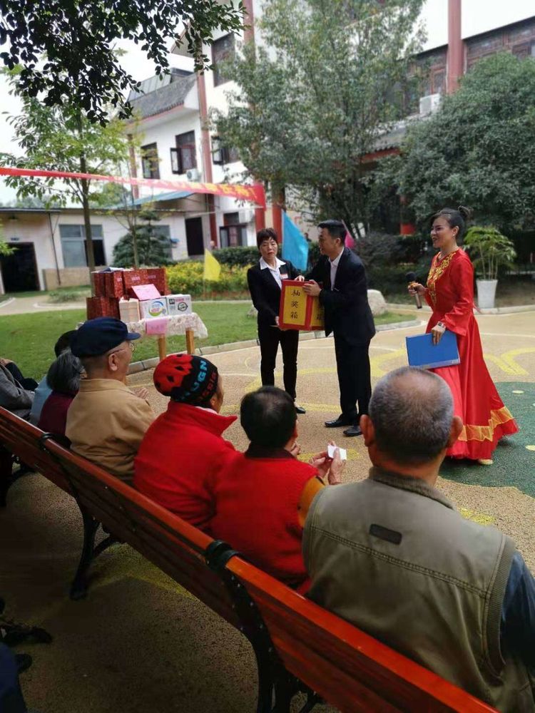 載歌載舞、評優(yōu)頒獎、現場(chǎng)抽獎。